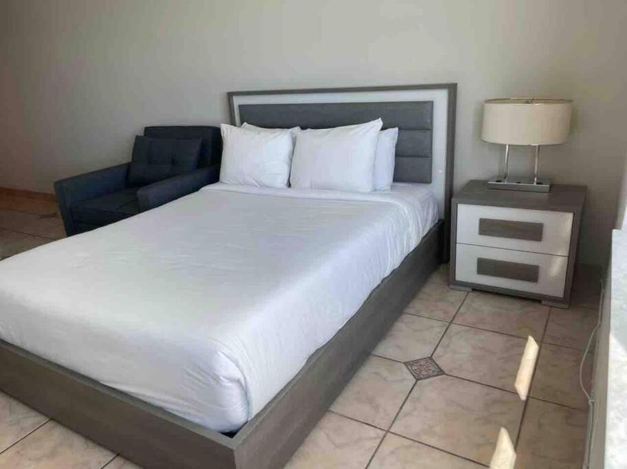 Chic Ocean Front Studio! Daire Miami Beach Dış mekan fotoğraf
